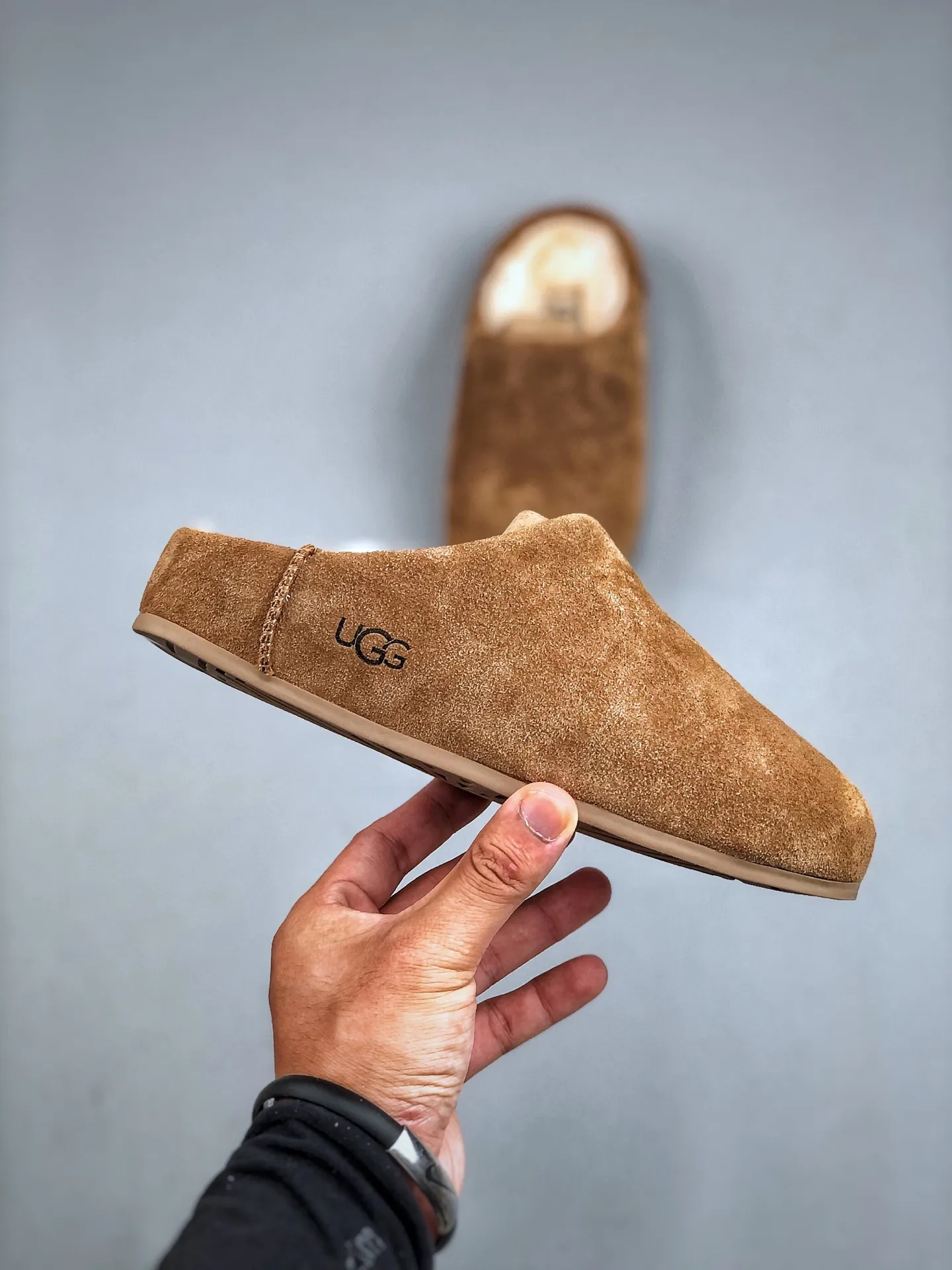 Local pick-up💰560 supports store placement. The top version of ugg on the market. 25 new models. UGG Classic Micro. Classic super mini. Classic boot type with lower cut design. Easy to match at home and out. Produced by a large foreign trade factory in Guangzhou. Toe to insole. Genuine sheep fur integrated. Independent outer box packaging. Chip with waterproof technology. Different from any version on the market. Independently developed original outsole and cashmere insole to keep you warm in winter and suitable for home use. In recent years, uug has launched a style series that is partially geared towards the preferences of young consumers and has also moved to the forefront of fashion trends. Shoe body material Water-repellent coated suede upper 17 mm UGGPURE™ implanted wool insole Lightweight non-slip and comfortable rubber outsole With brand LOGO trademark Comes with a full set of packaging Size: 35-40